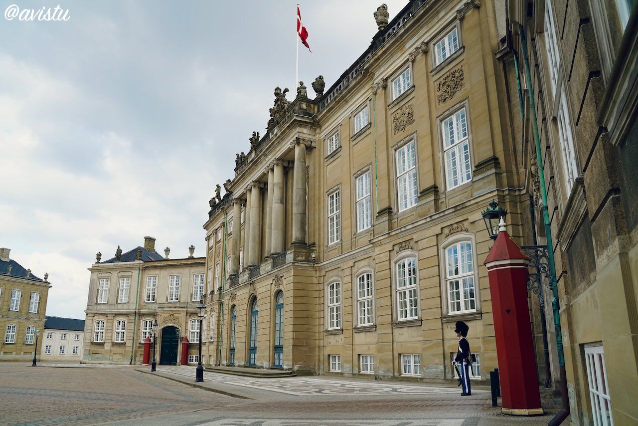 Plaza del Palacio de Amalienborg en Copenhague [(c) Foto: @avistu]