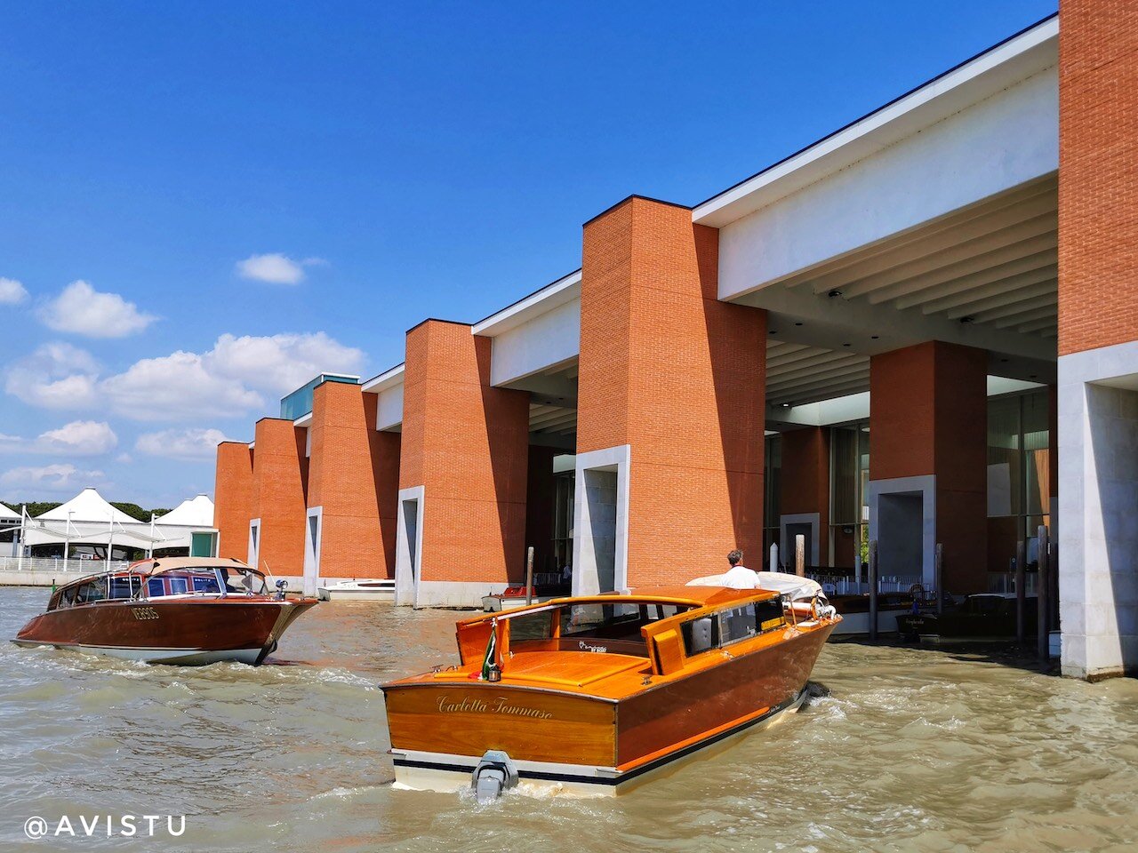 Taxis y barcos privados en la parada del Aeropuerto de Venecia