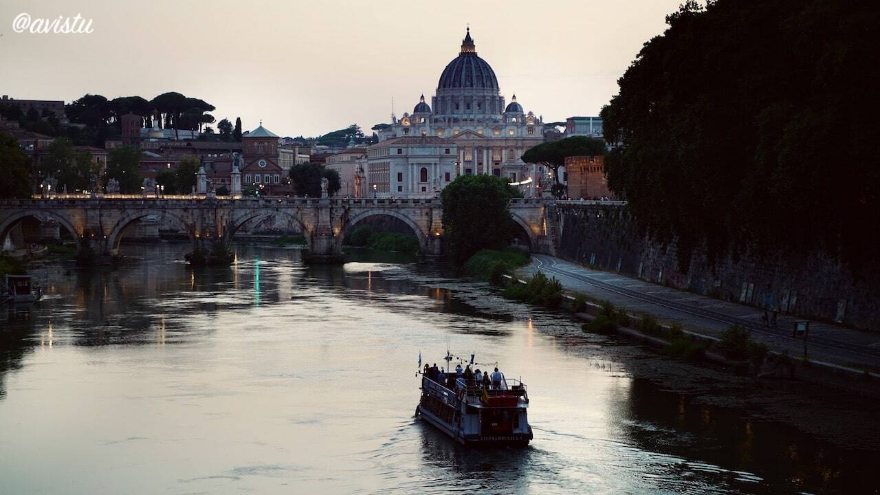 Un crucero por el Río Tiber a la puesta de sol con San Pedro al fondo [(c) Foto: @avistu]