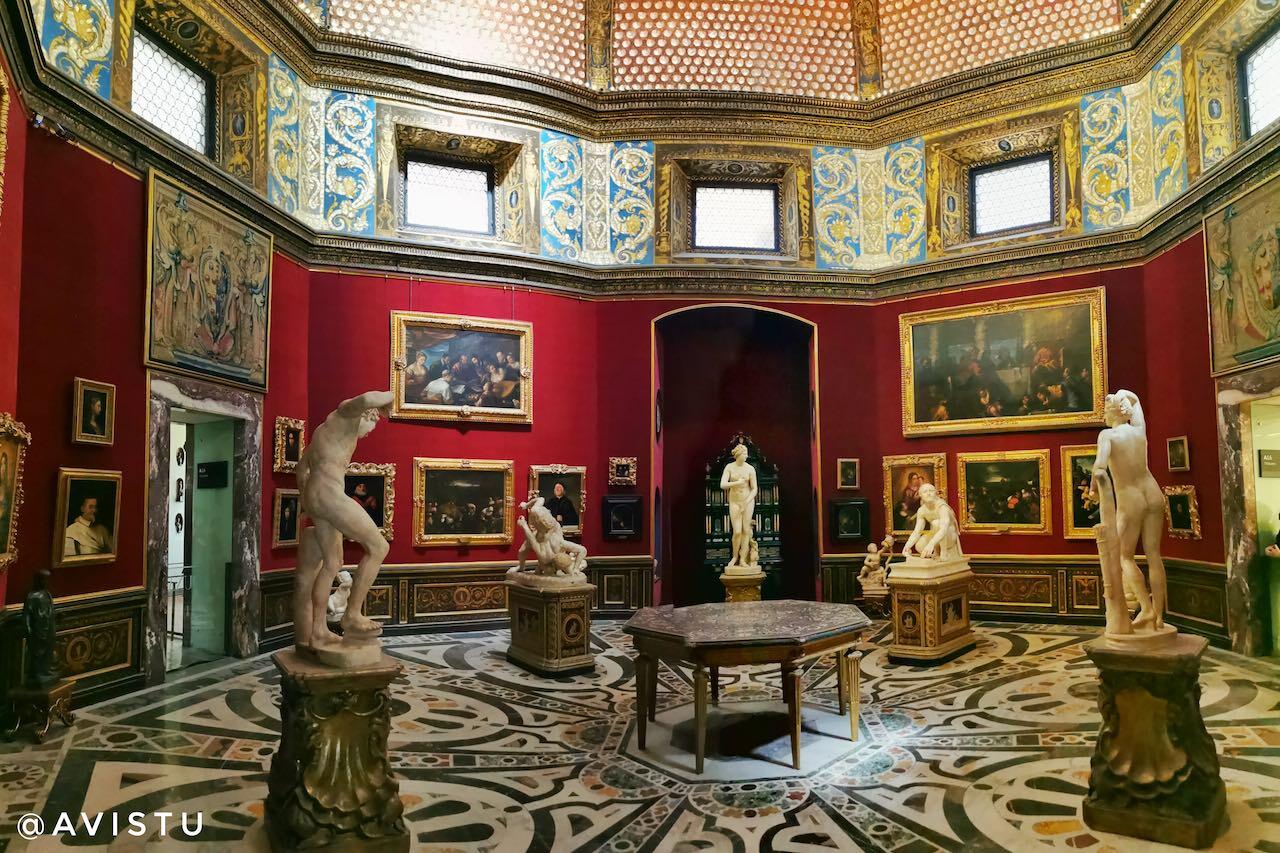 Una de las salas de la Galería Uffizi en Florencia [(c) Foto: @avistu]