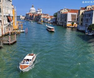 Vaporetti y otros barcos en el Gran Canal de Venecia [(c) Foto: @avistu]