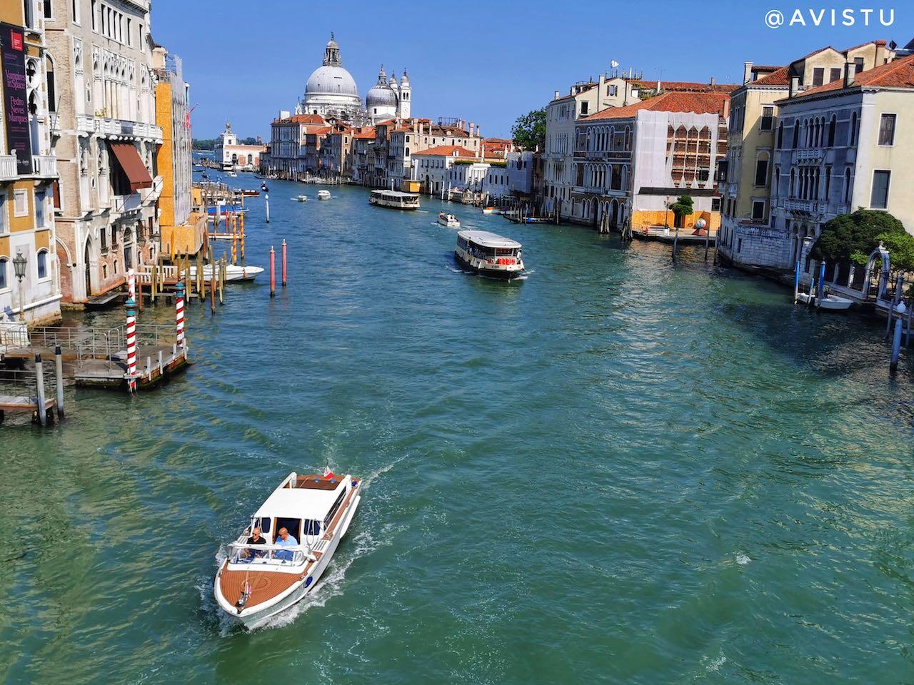 Vaporetti y otros barcos en el Gran Canal de Venecia [(c) Foto: @avistu]