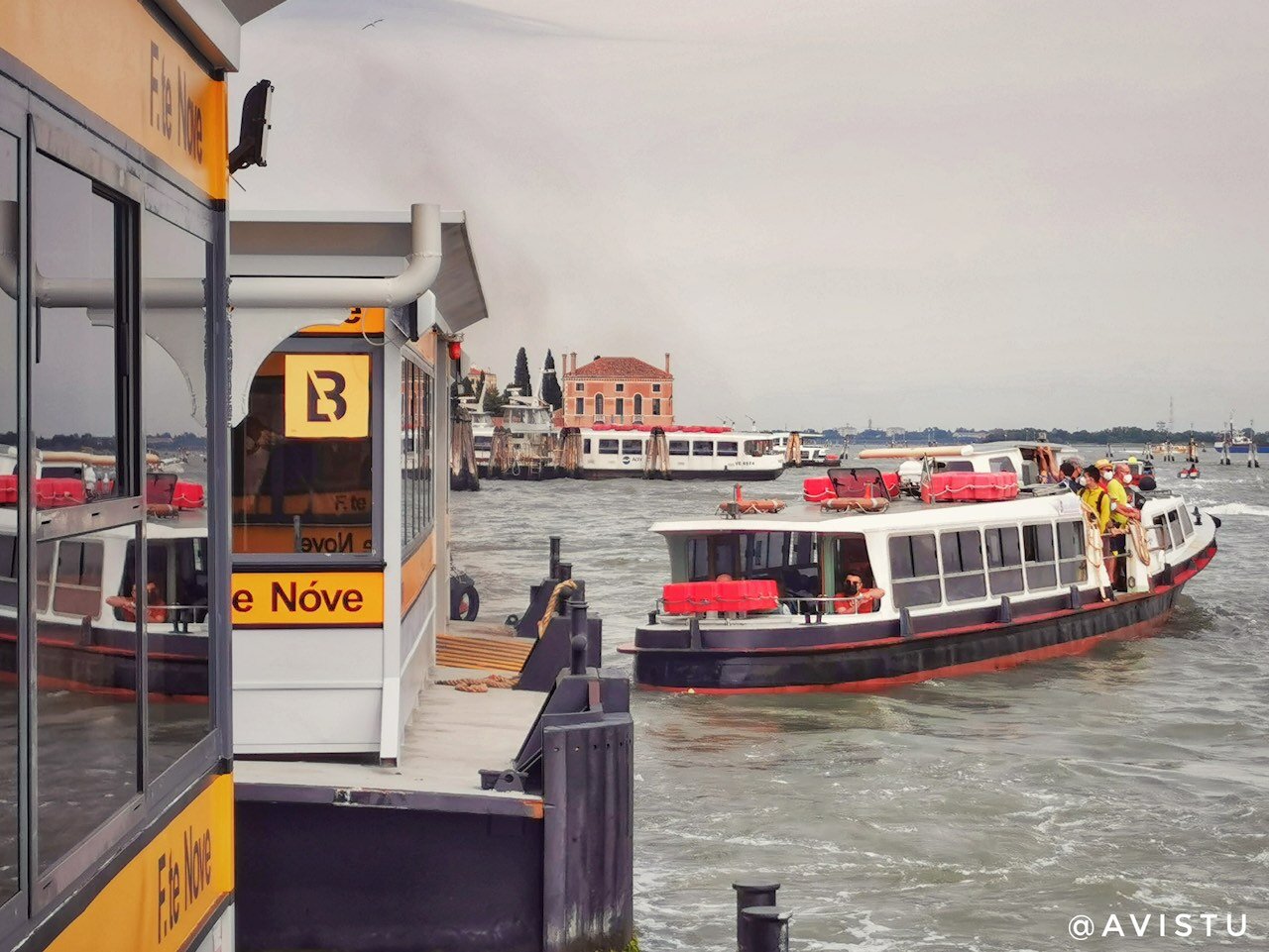 Vaporetto saliendo de su parada en Venecia