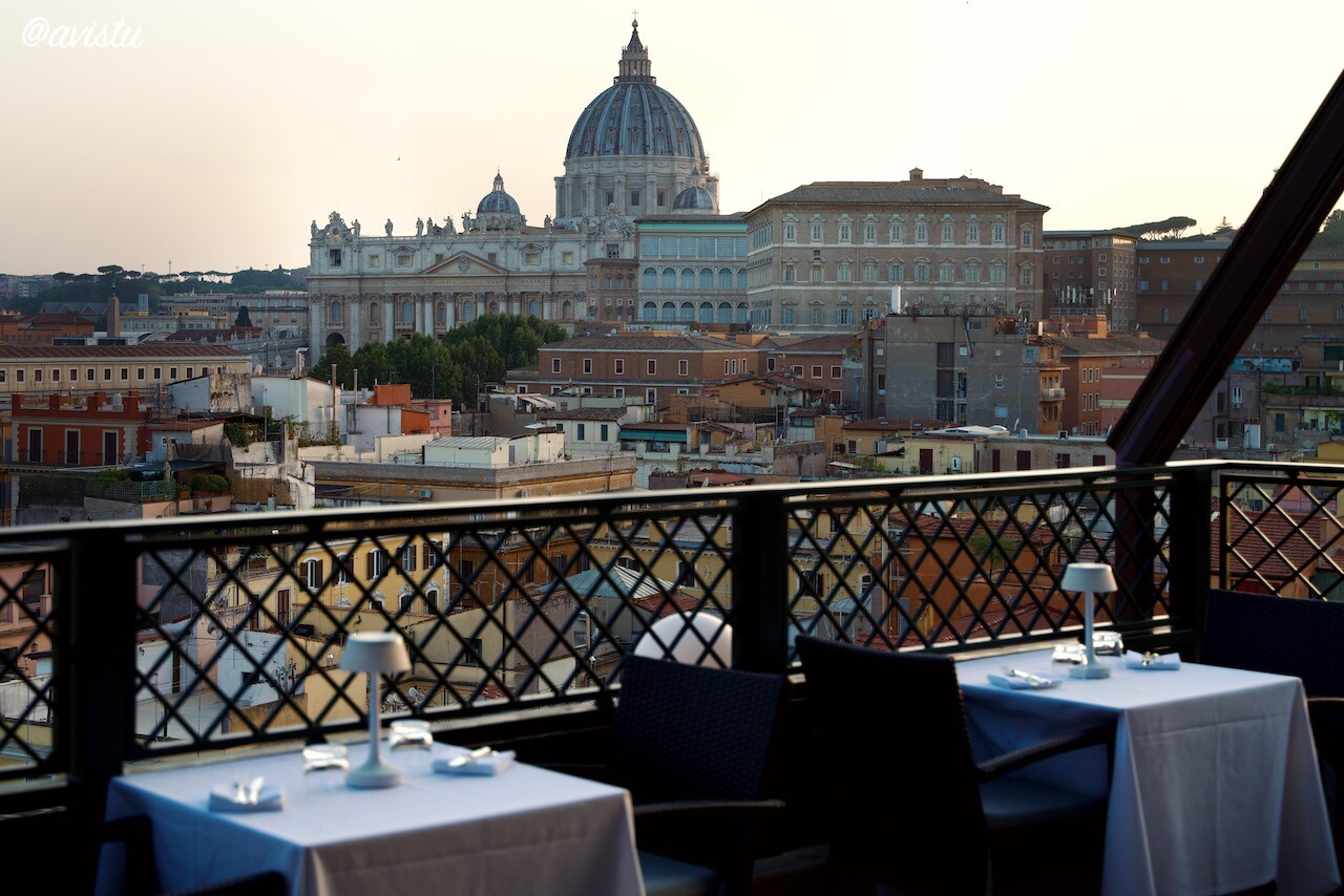 Vistas a la Basílica de San Pedro desde la terraza de un restaurante en Roma [(c) Foto: @avistu]