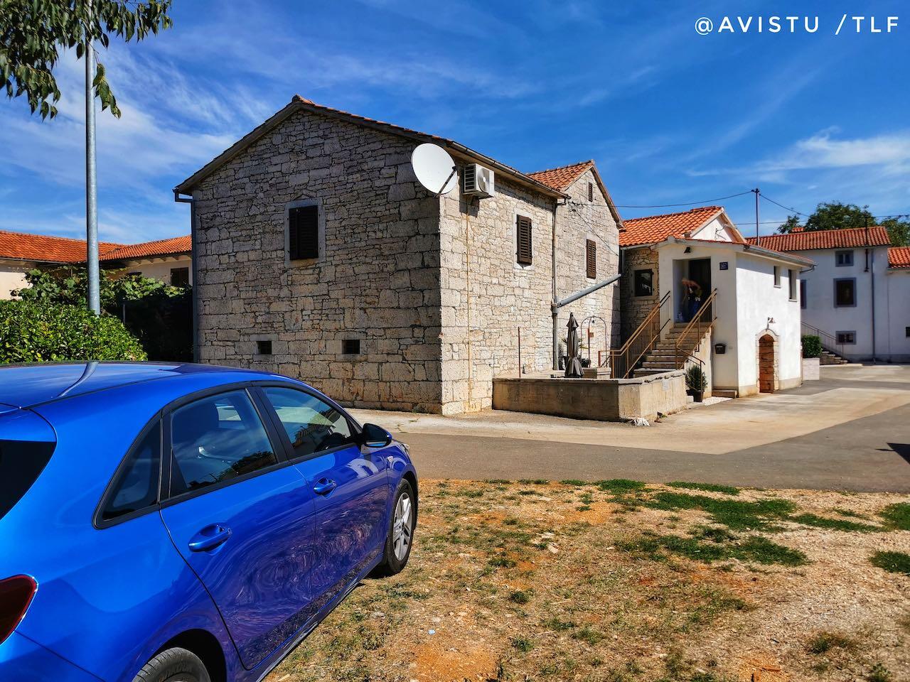 Aparcamiento frente al Apartman Miljenka, Berem, Pazem, Istria, Croacia [(c)Foto: @avistu]