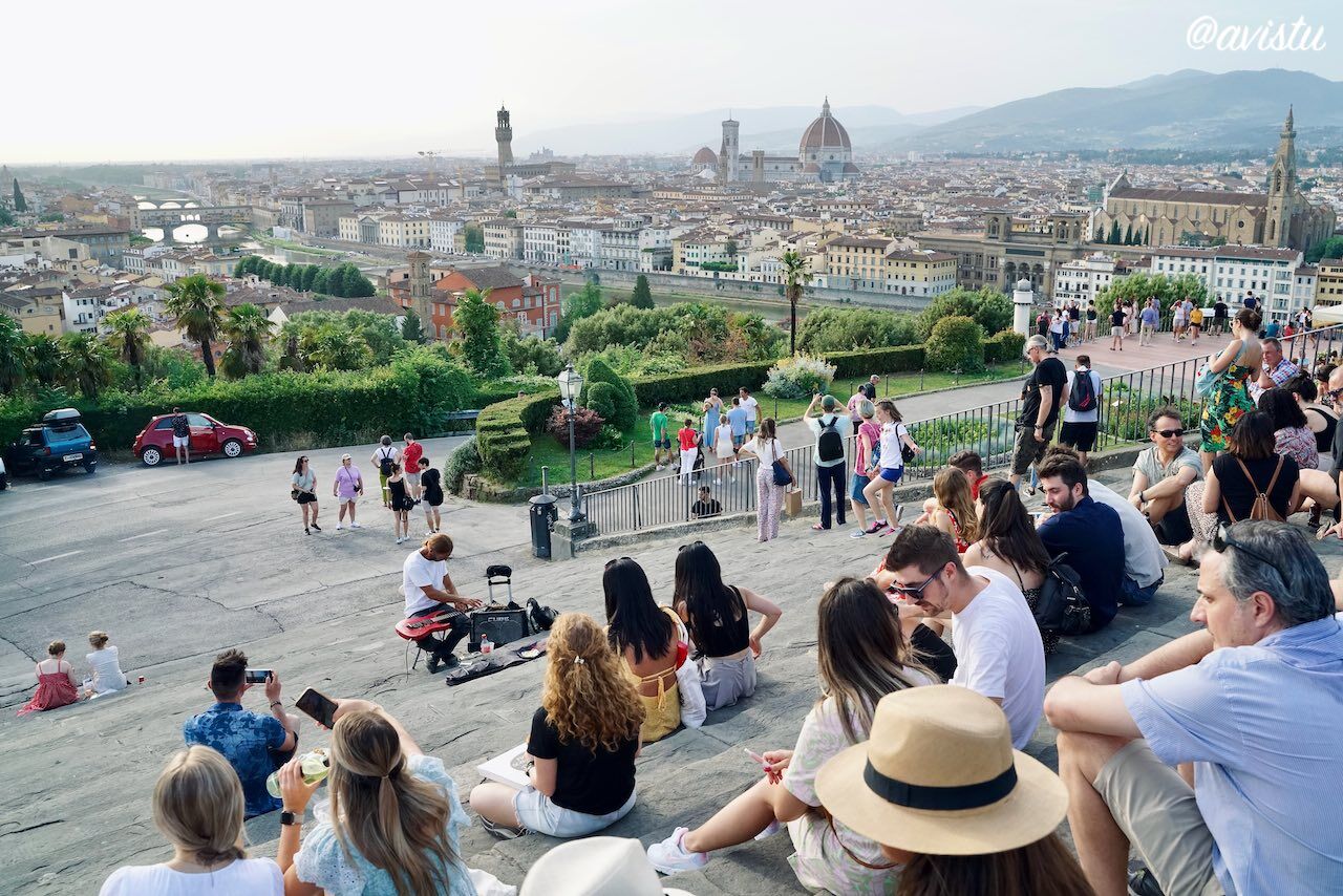 Disfrutando de los últimos rayos de sol del día en Florencia [(c)Foto: @avistu]