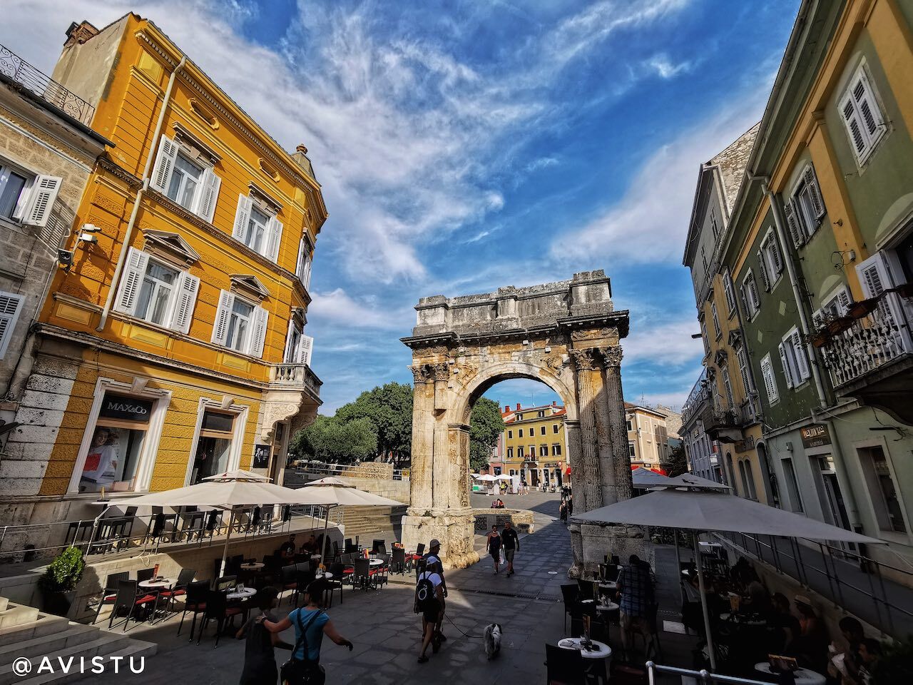El Arco de los Sergios en Pula, Istria, Croacia [(c)Foto: @avistu]