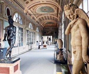 Esculturas en uno de los pisos que une las dos alas de la Galería Uffizi en Florencia [(c)Foto: @avistu]