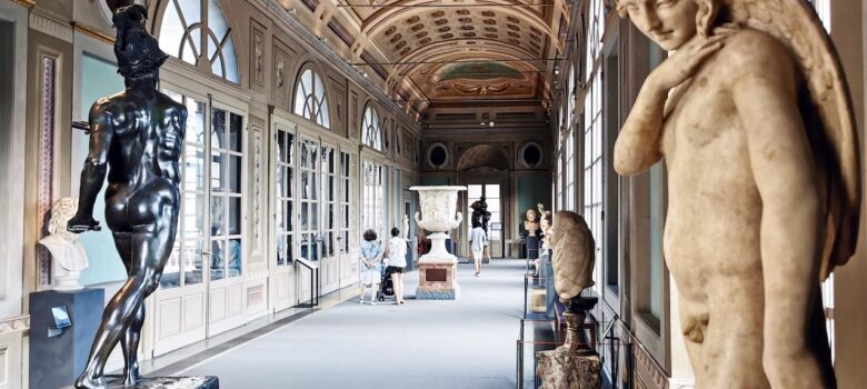 Esculturas en uno de los pisos que une las dos alas de la Galería Uffizi en Florencia [(c)Foto: @avistu]