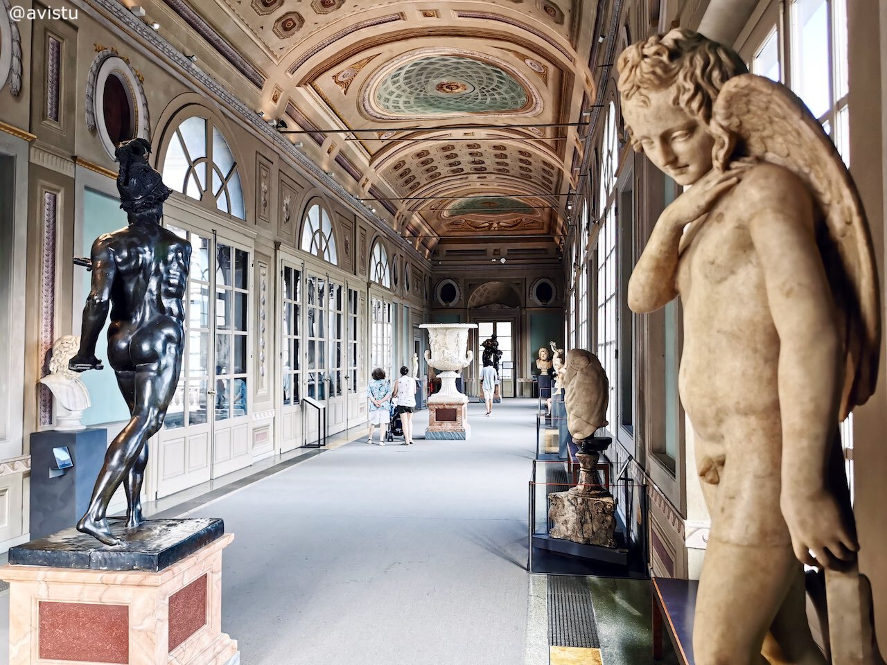 Esculturas en uno de los pisos que une las dos alas de la Galería Uffizi en Florencia [(c)Foto: @avistu]