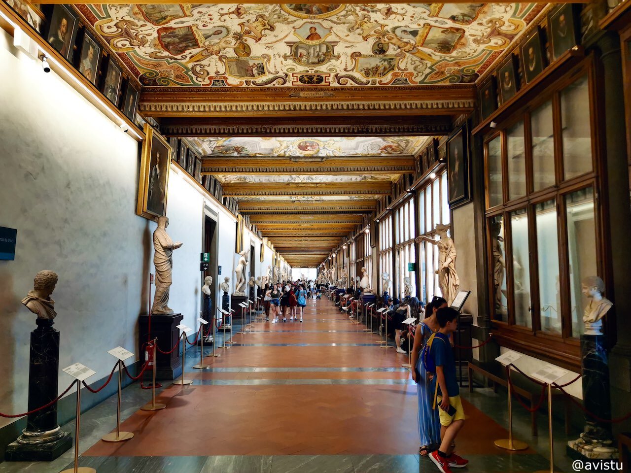 Galería bellamente decorada en la Galería Uffizi de Florencia [(c)Foto: @avistu]