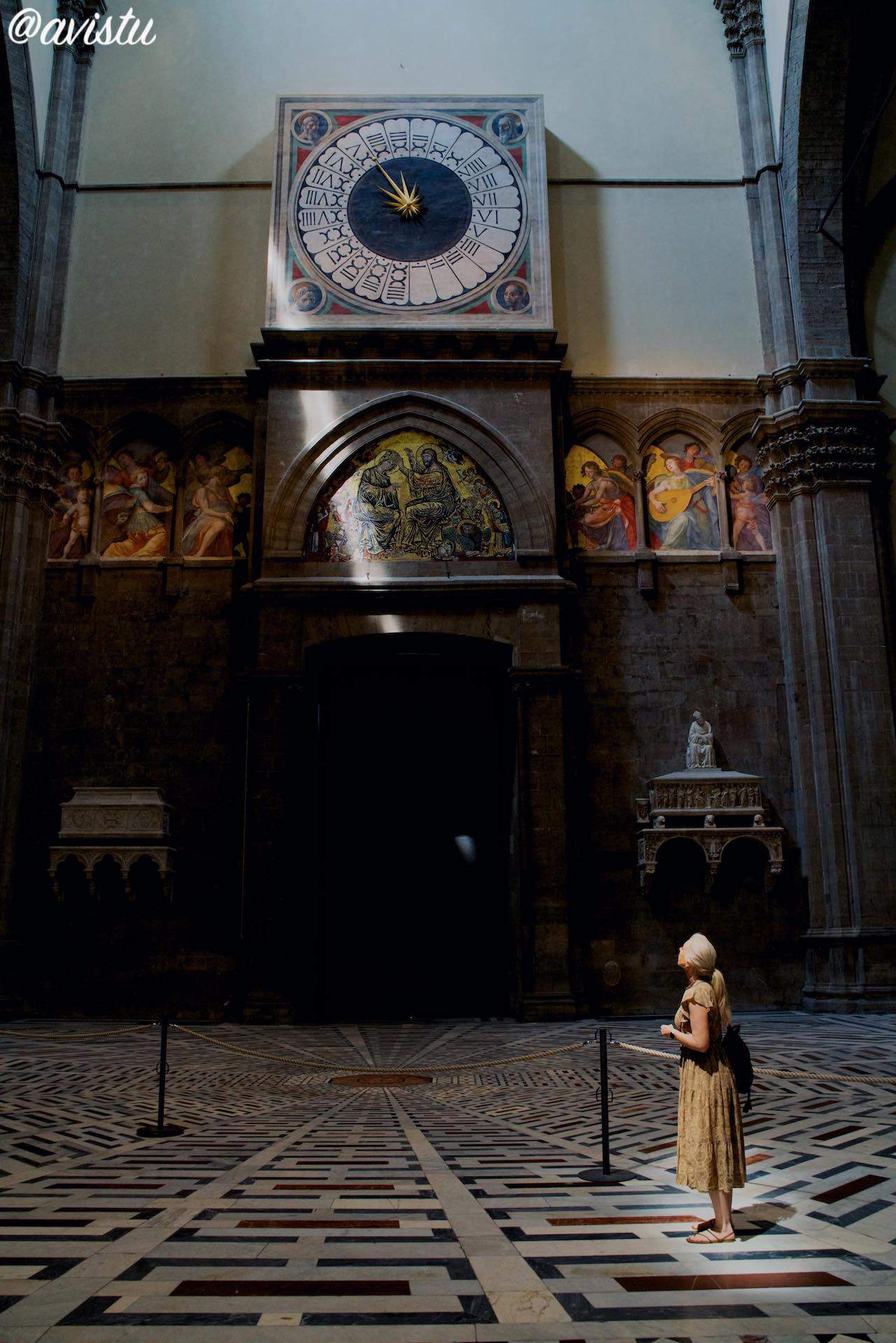 La puerta principal desde el interior de la Catedral de Florencia [(c)Foto: @avistu]