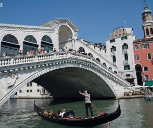 Un gondolero a punto de pasar bajo el Puente de Rialto [(c)Foto: @avistu]
