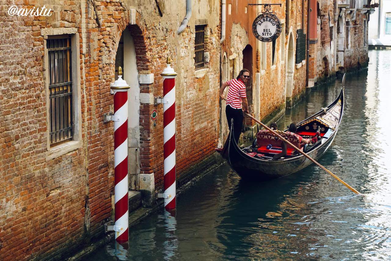 Un simpático gondolero en Venecia [(c)Foto: @avistu]