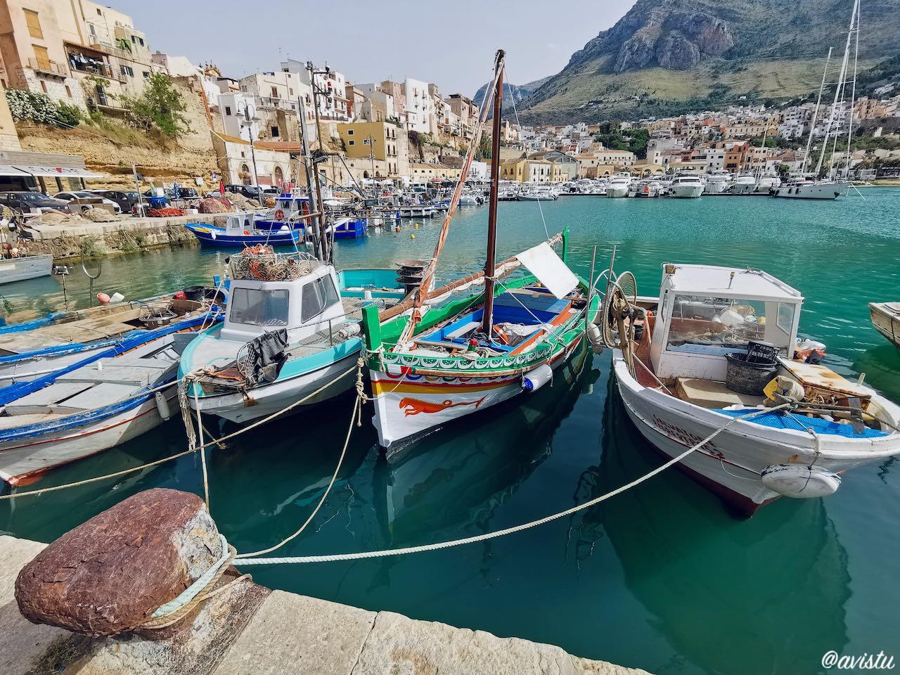 Barcos de pesca en el puerto de Castellammare del Golfo en Sicilia [(c) Foto: @avistu]