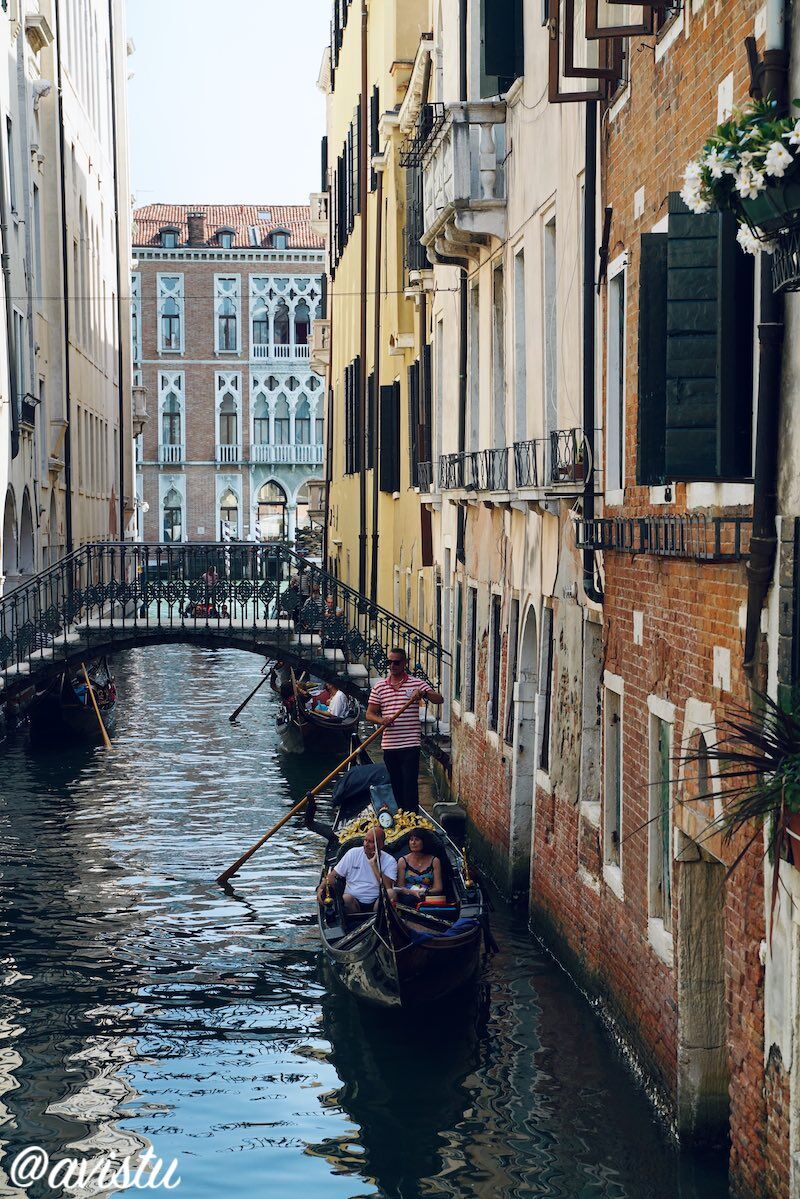 Disfrutando de un paseo en góndola por Venecia [(c)Foto: @avistu]