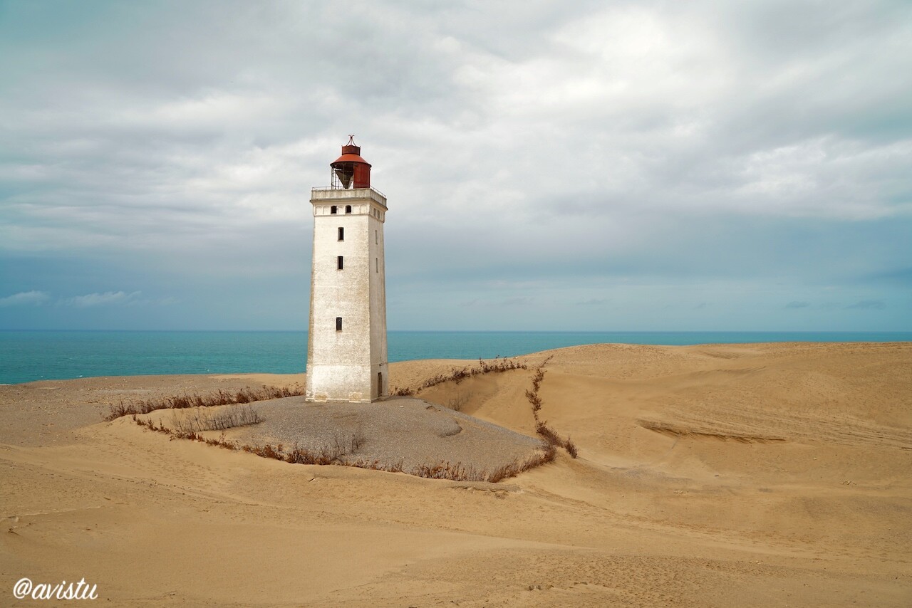 El faro abandanado y trasladado de Rubjerg Knude Fyr en Dinamarca [(c)Foto: @avistu]