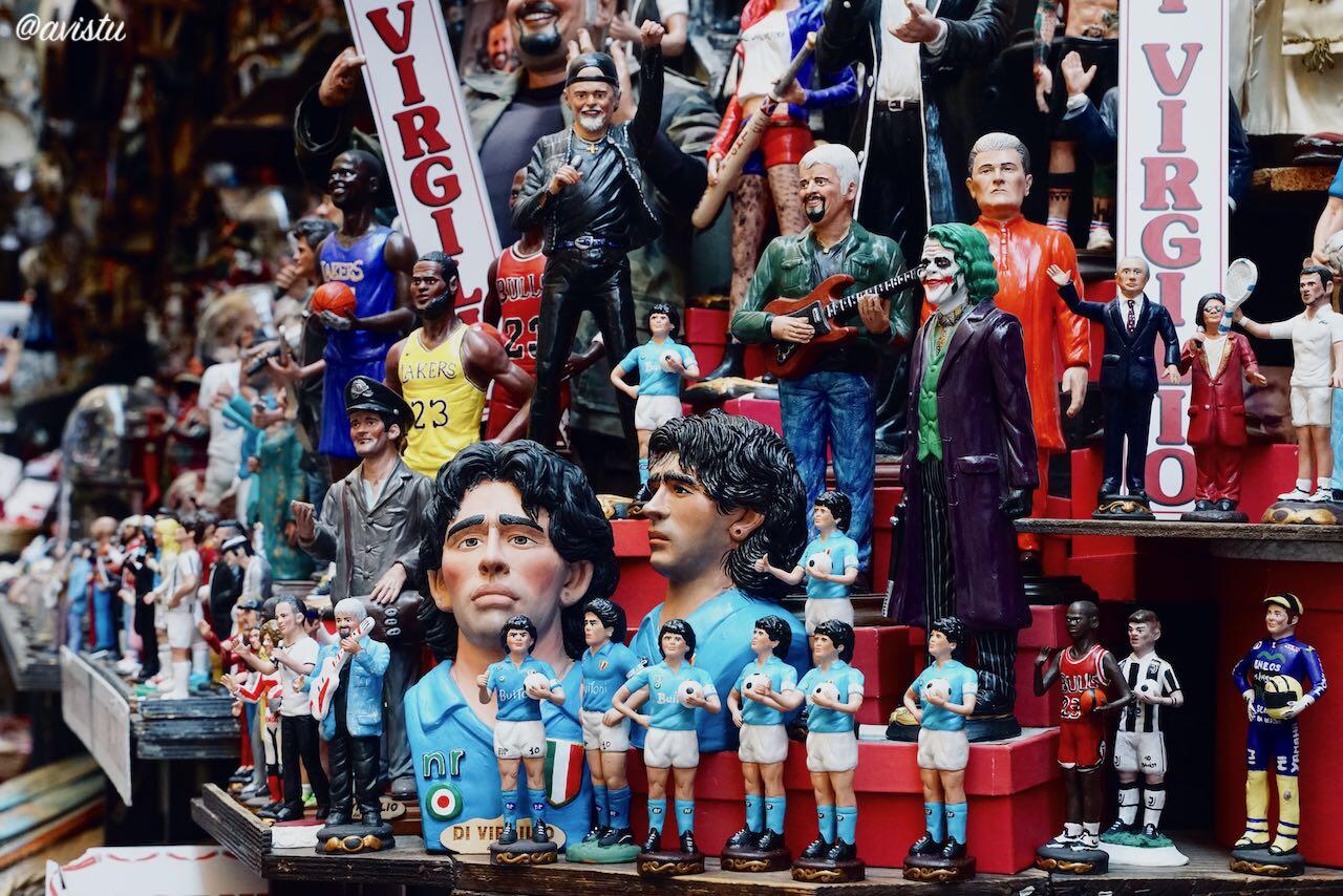 Figuras de Maradona en un puesto de belenes en Nápoles [(c)Foto: @avistu]