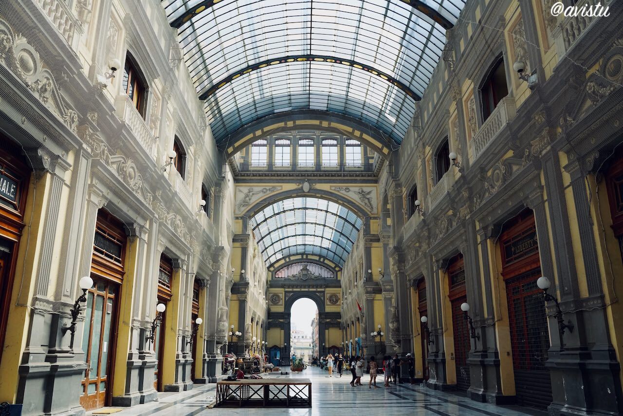 Interior de la Galleria Principe di Napoli en Nápoles [(c)Foto: @avistu]