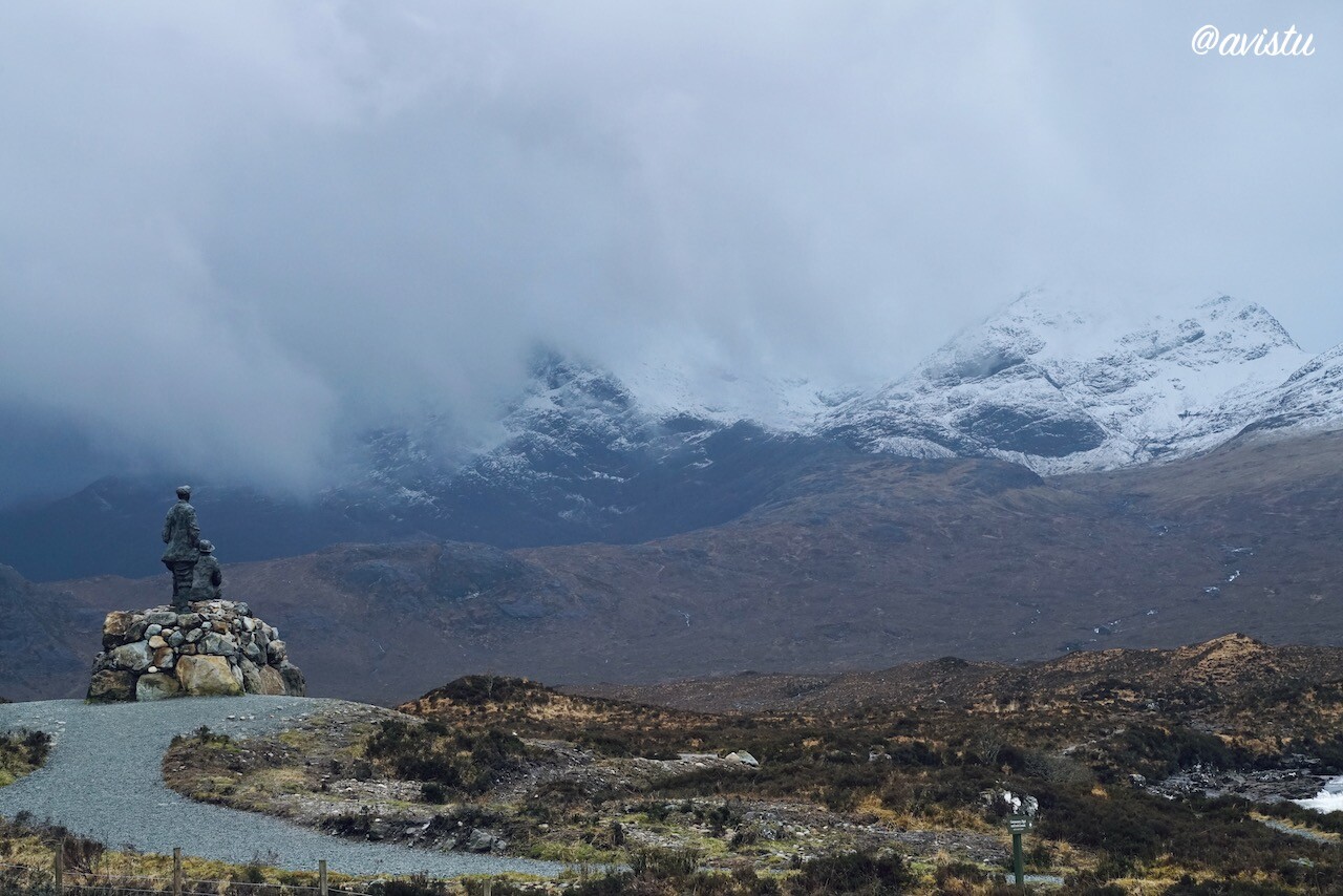 Monumento "Heroes of the Hills" en Sligachan, Isla de Skye, Highlands, Escocia [(c)Foto: @avistu]