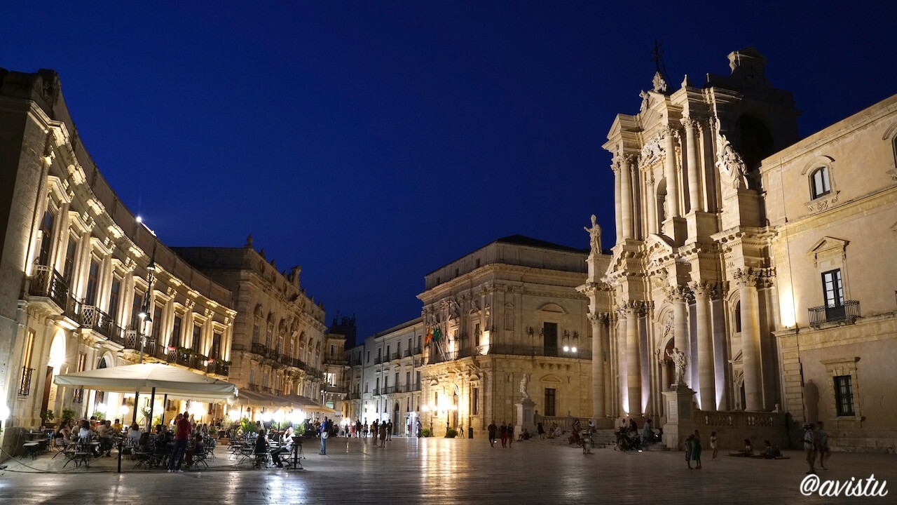 Piazza del Duomo en la Isla de Ortigia, Sicilia, al caer la noche [(c) Foto: @avistu]