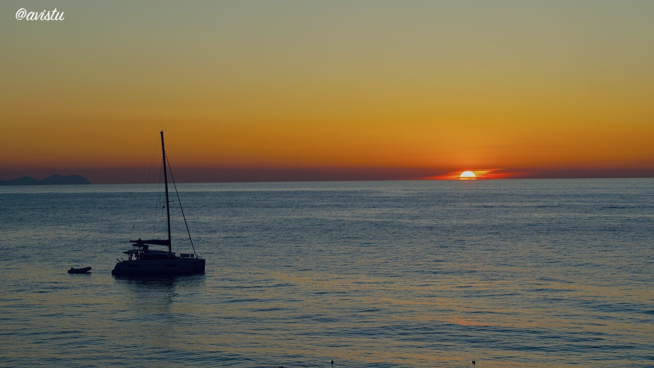 Puesta de sol desde el Paseo Marítimo de Cefalú en Sicilia [(c) Foto: @avistu]
