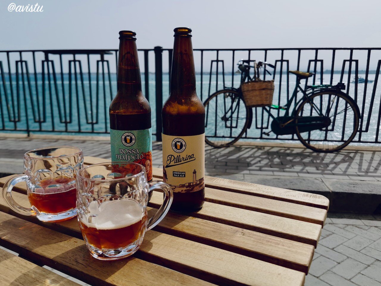 Tomando una cerveza en la Isla de Ortigia, Siracusa Sicilia, [(c) Foto: @avistu]