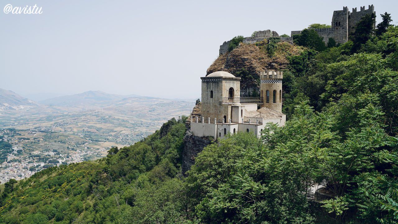 La Torre Pepoli y, asomando a su derecha, el Castillo Venere en Erice, Sicilia [(c) Foto: @avistu]