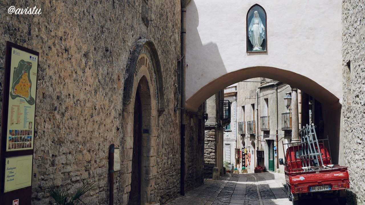 Una de las callejuelas de Erice en Sicilia [(c) Foto: @avistu]