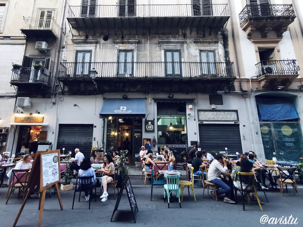 Una de las populares terrazas de Via Maqueda en Palermo [(c) Foto: @avistu]