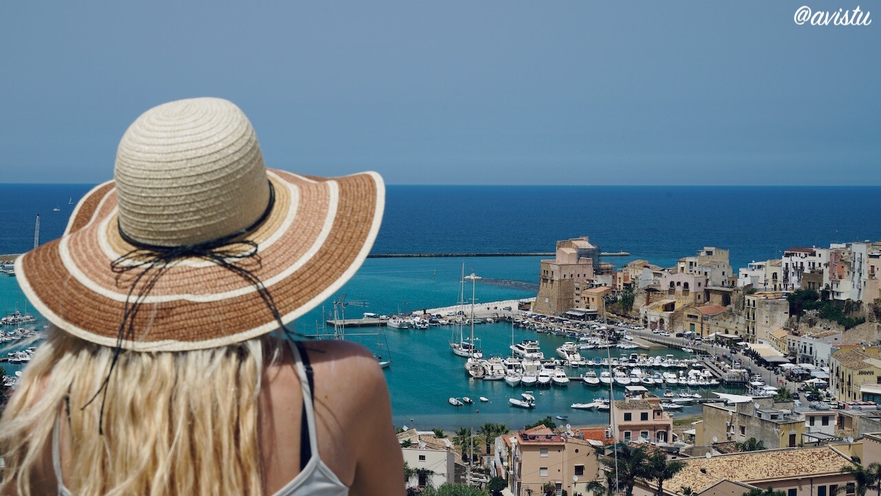 Vistas a Castellammare del Golfo desde la terraza de nuestro alojamiento [(c) Foto: @avistu]