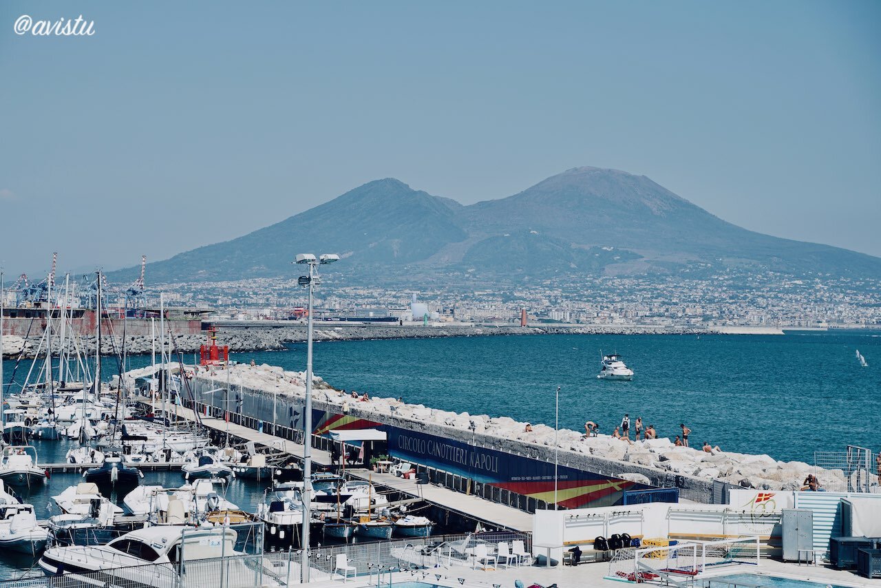 Vistas al Circolo Canottieri Napoli y al Vesubio [(c)Foto: @avistu]