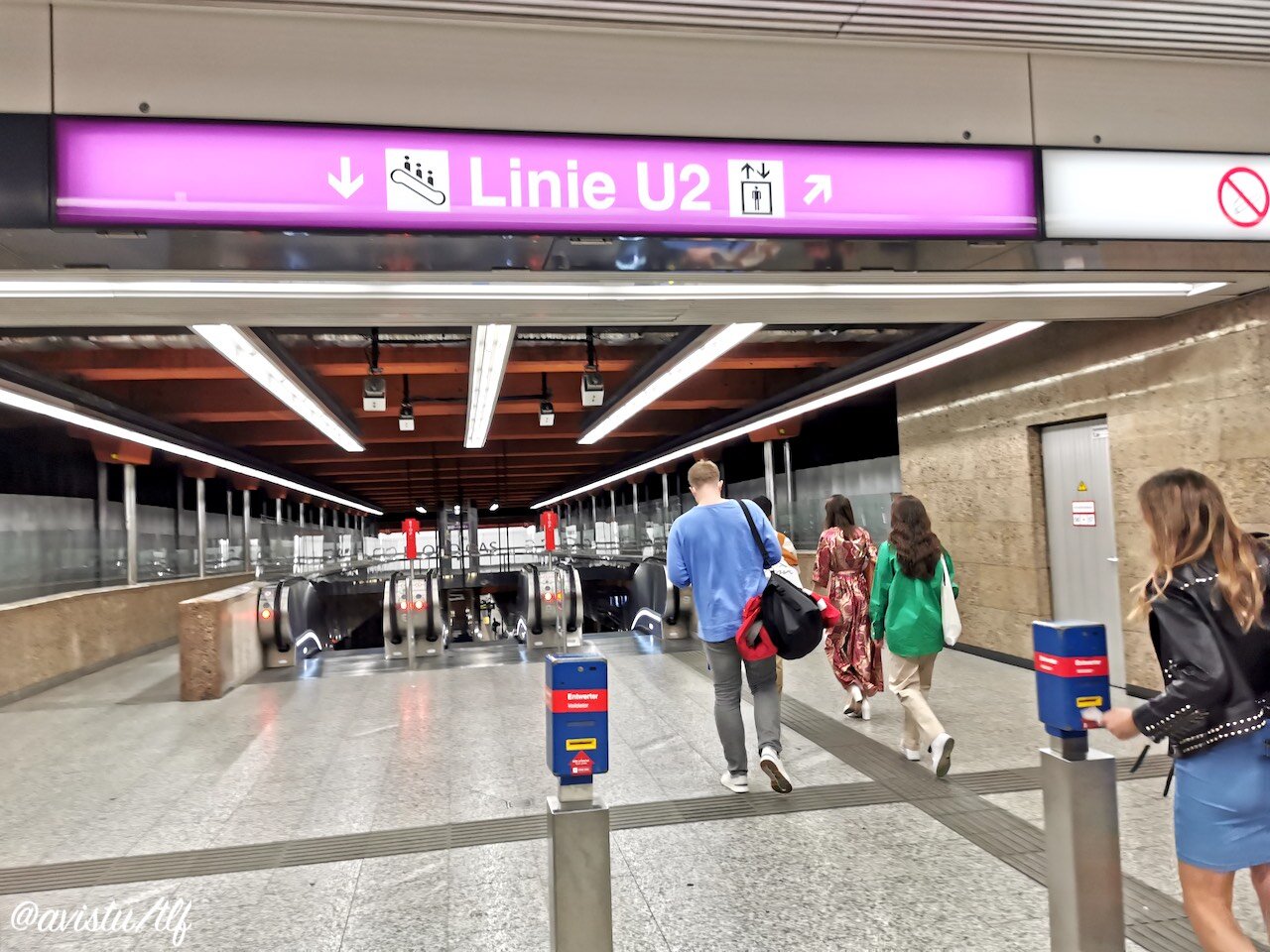 Acceso a los andenes de una estación de Metro de Viena Foto: @avistu]