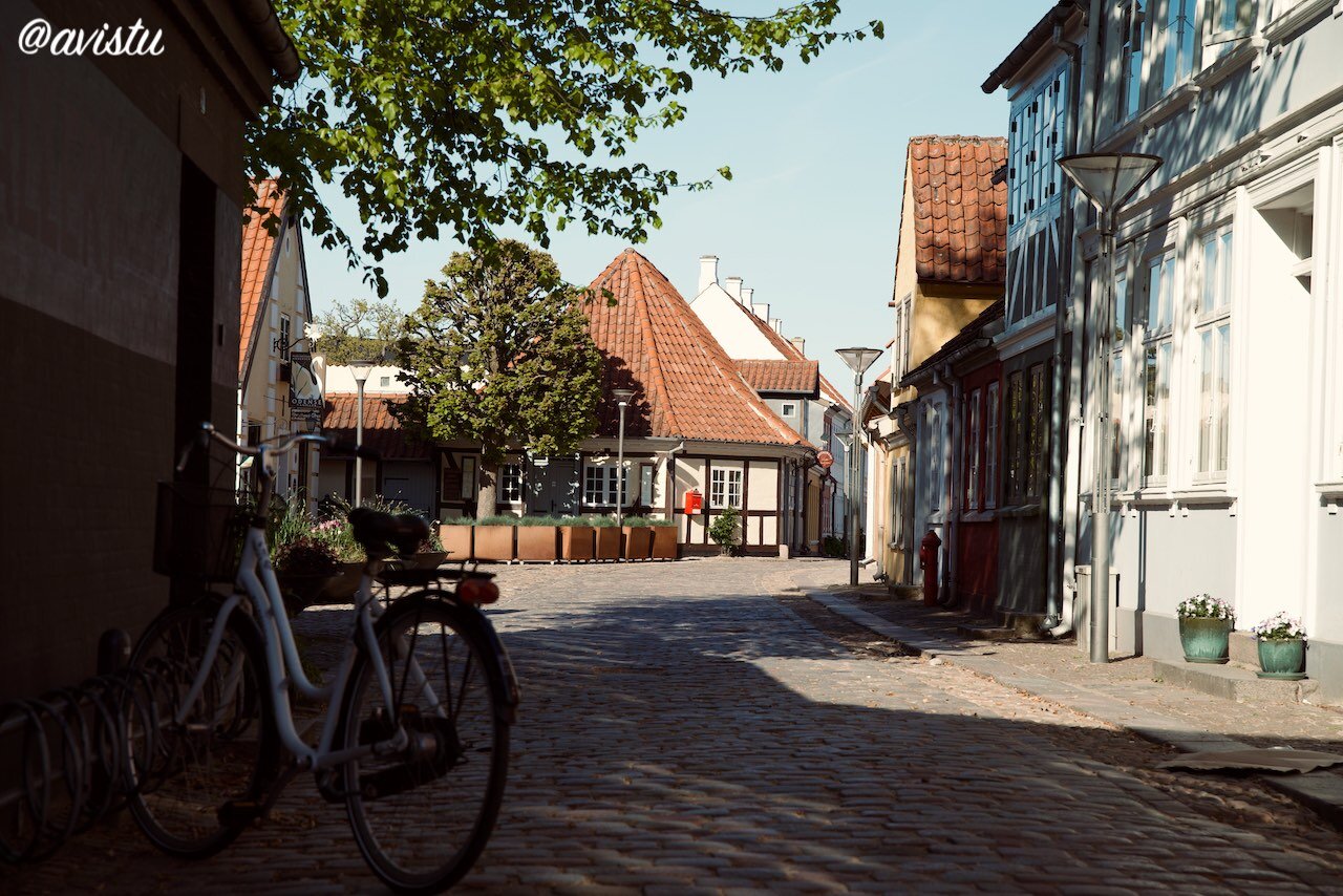 Casas tradicionales de Odense en la calle donde vivió H.C. Andersen [(c) Foto: @avistu]