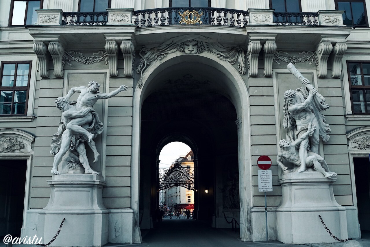 Conjunto escultórico en uno de los edificios del Palacio Hofburg [(c) Foto: @avistu]