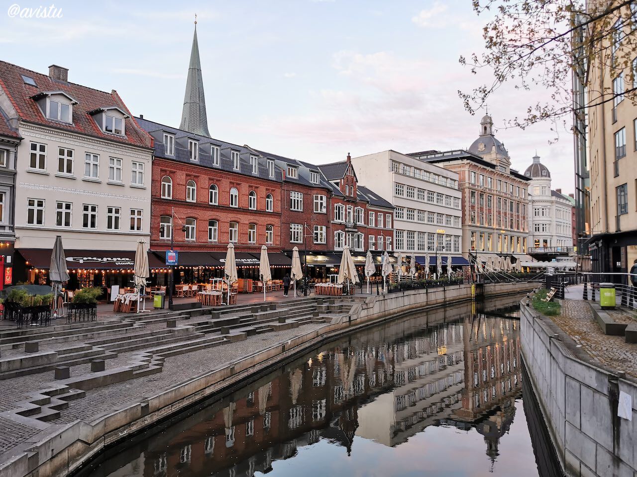 Edificios a la orilla del Canal del Aarhus en Dinamarca [(c) Foto: @avistu]