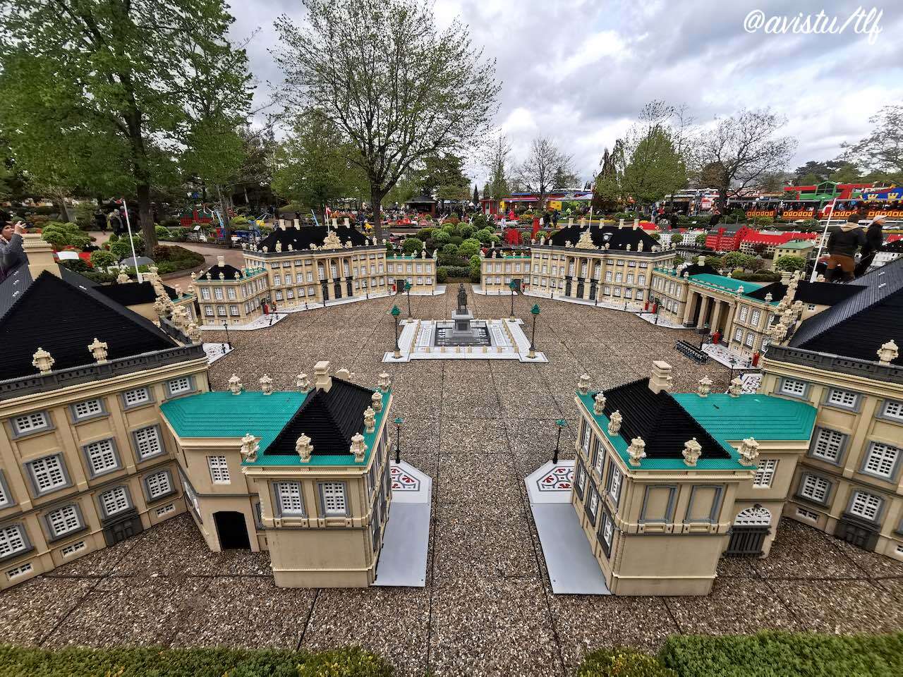 El Palacio de Amalienborg reproducido con fidelidad en Miniland en Legoland Billund, Dinamarca [(c) Foto: @avistu]