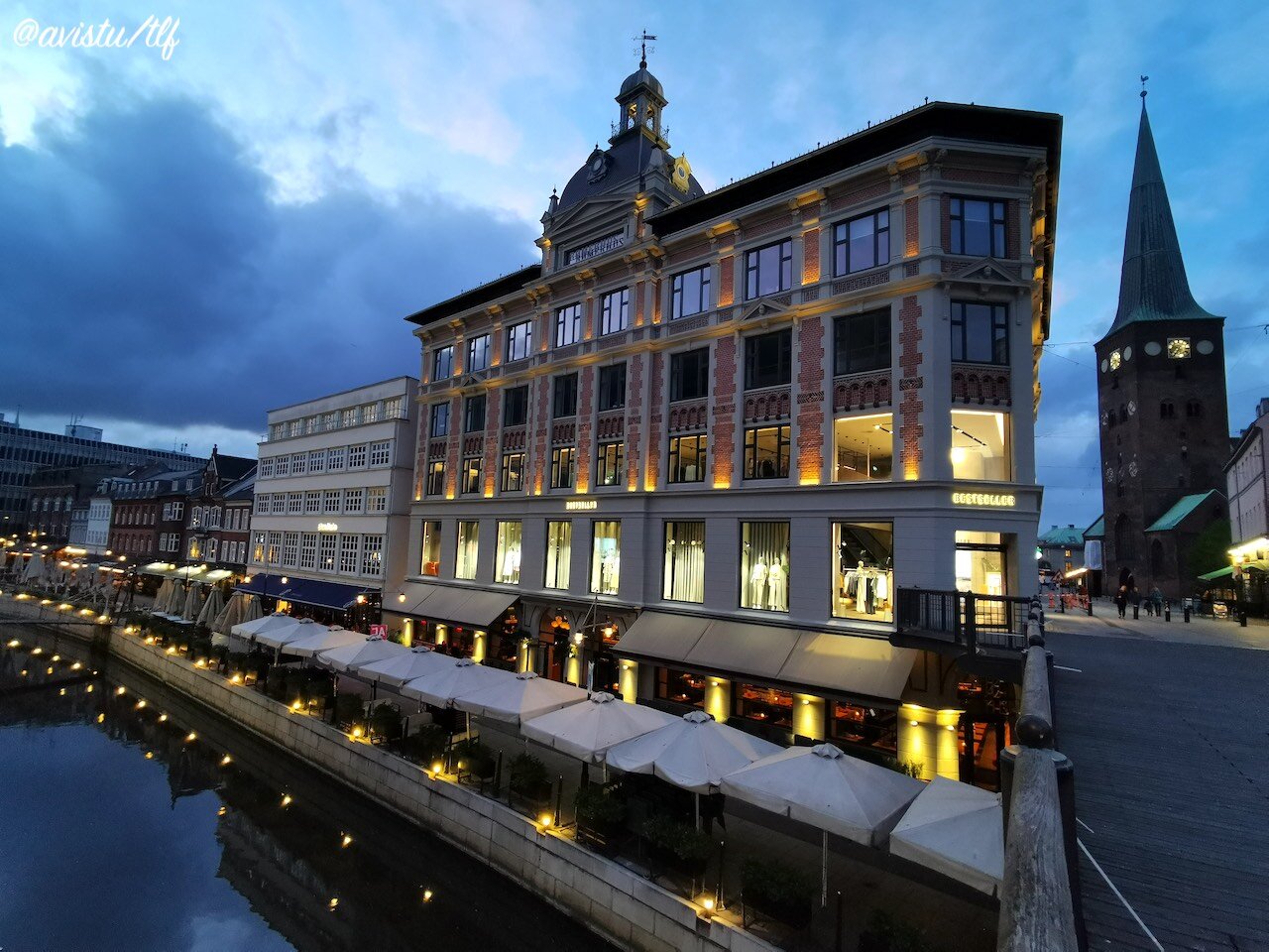 La Torre de la Catedral, el edificio de la Tienda Besteseller y el canal desde el Puente San Clemente en Aarhus, Dinamarca [(c) Foto: @avistu]