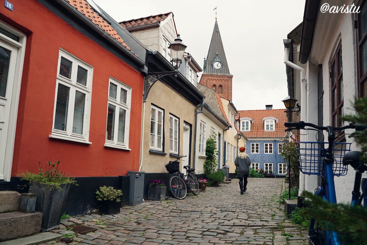 La bonita calle Hjelmerstald en Aalborg, Dinamarca [(c) Foto: @avistu]
