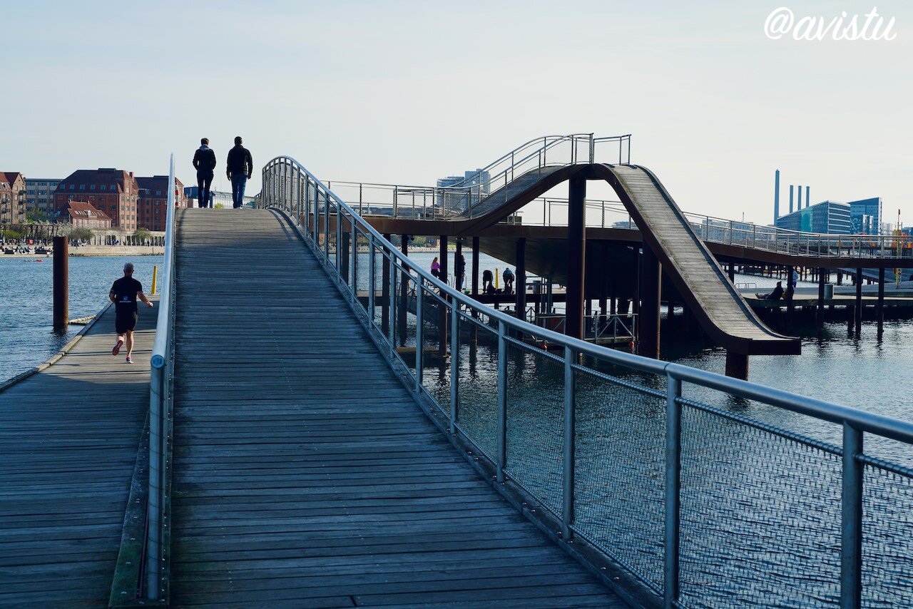 Paseo de madera junto a la orilla en Copenhague [(c) Foto: @avistu]