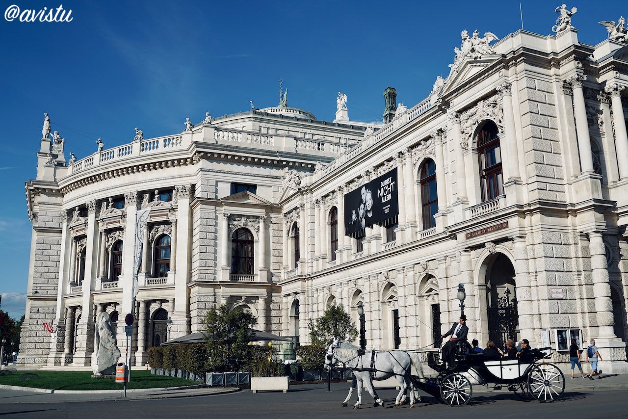 Un Fiaker o carruaje de caballos pasando junto al Teatro Imperial de la Corte en Viena [(c) Foto: @avistu]