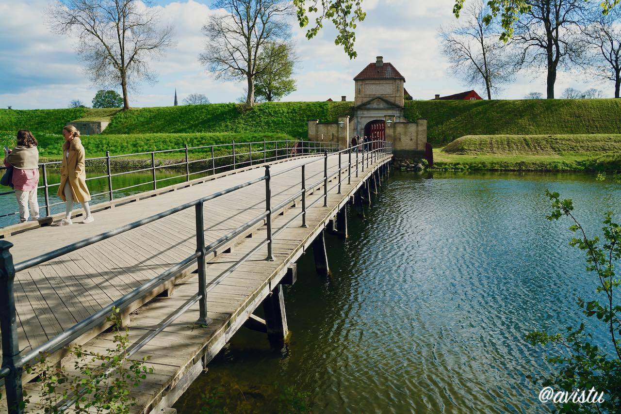 Uno de los puentes de acceso a la Fortaleza Kastellet en Copenhague [(c) Foto: @avistu]