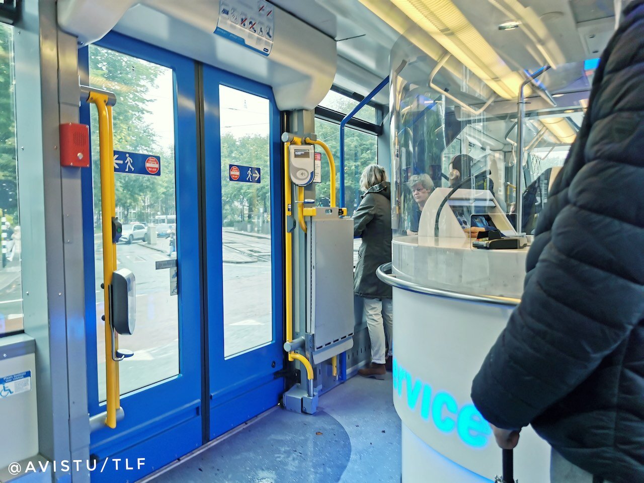 A la derecha, el cubículo del interventor de tranvías en Amsterdam [(c)Foto: @avistu]