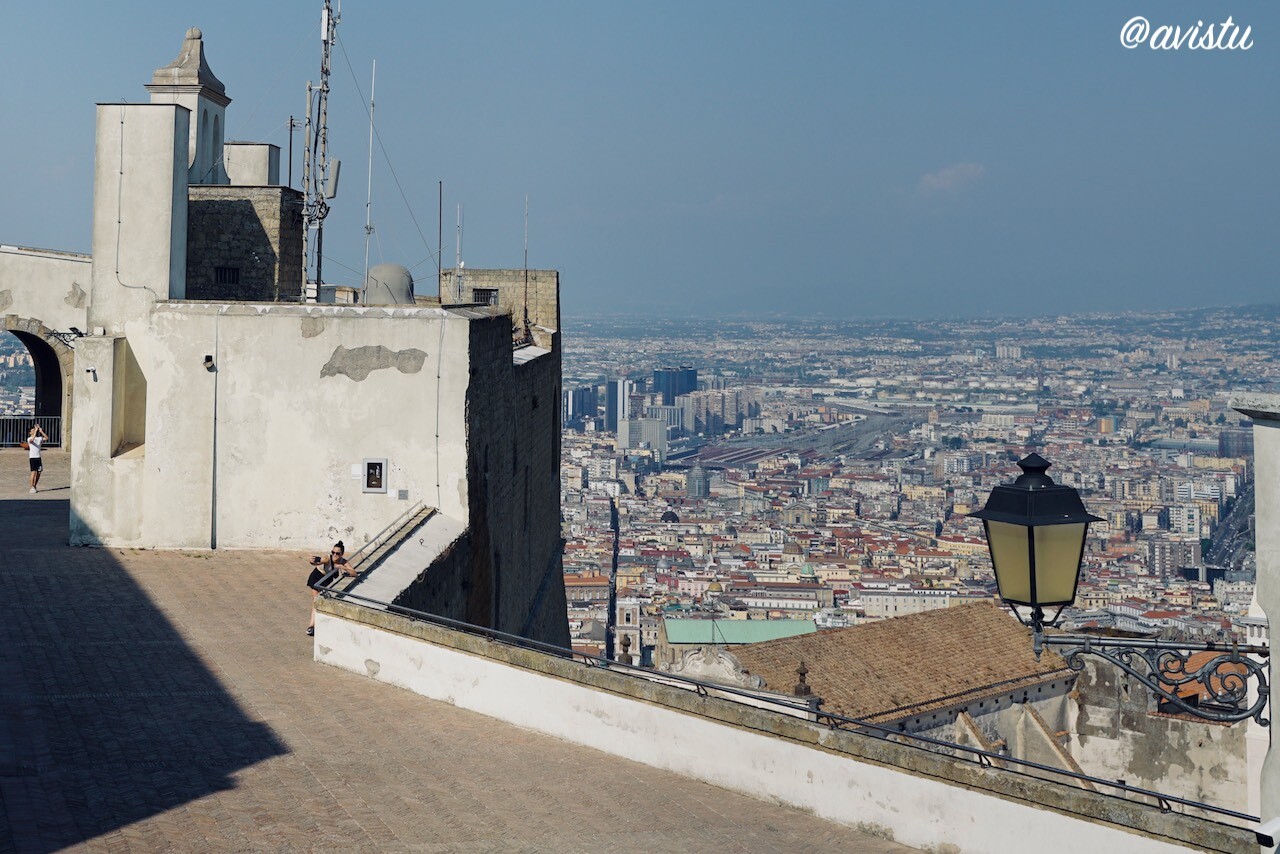 El centro histórico de Nápoles y la estación central desde el Castillo de San Elmo [(c)Foto: @avistu]