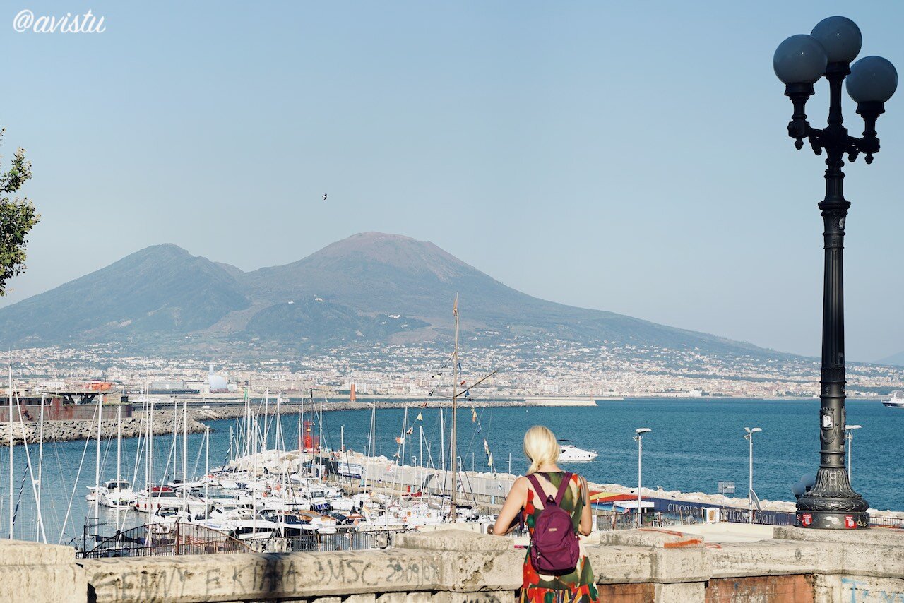 Embarcaciones del Circolo Canottieri de Napoli y el Vesubio al fondo [(c)Foto: @avistu]
