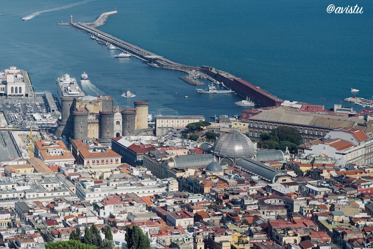 La Galería Humberto I y el Castillo Nuevo desde el Castillo de San Elmo en Nápoles [(c)Foto: @avistu]