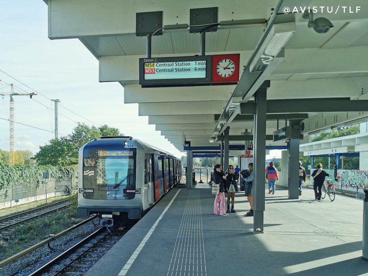 Metro de Amsterdam en una estación en superficie [(c)Foto: @avistu]