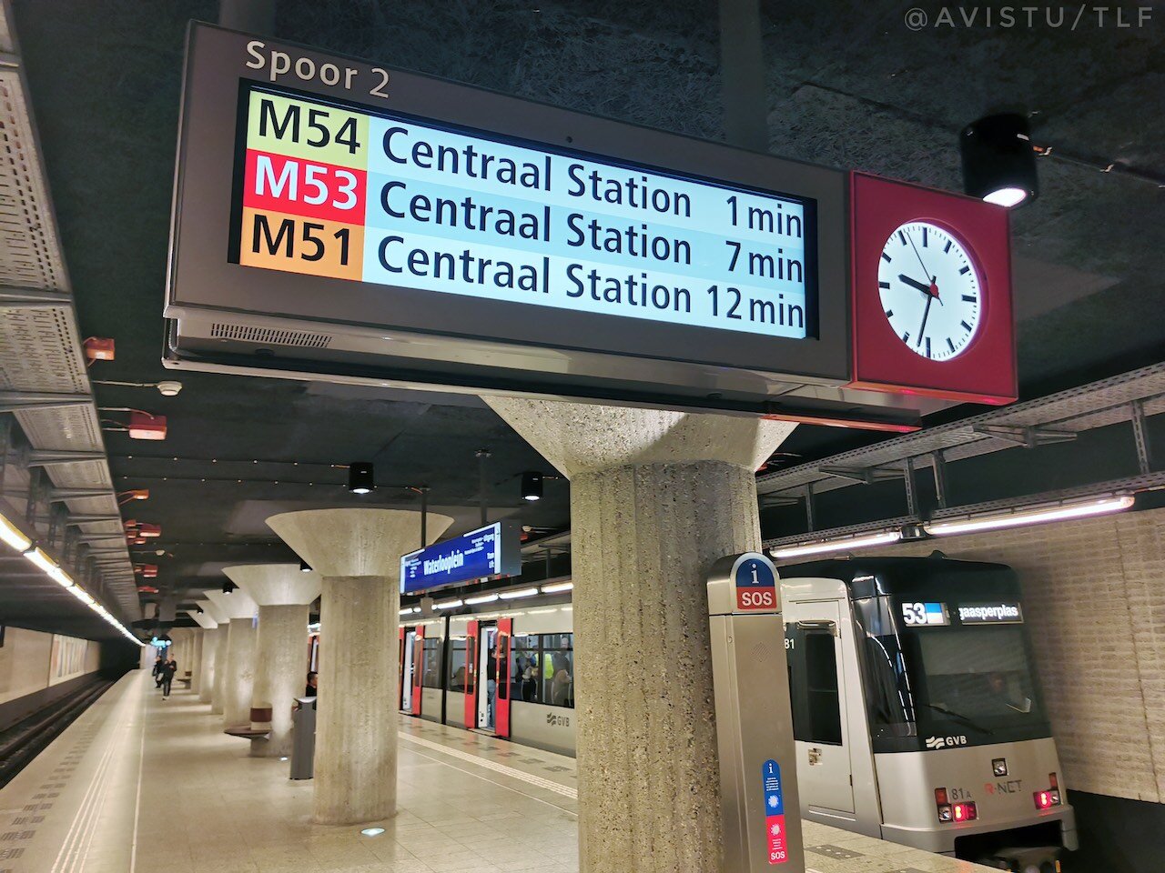Metro y señalización en una estación de Amsterdam (c)Foto: @avistu]