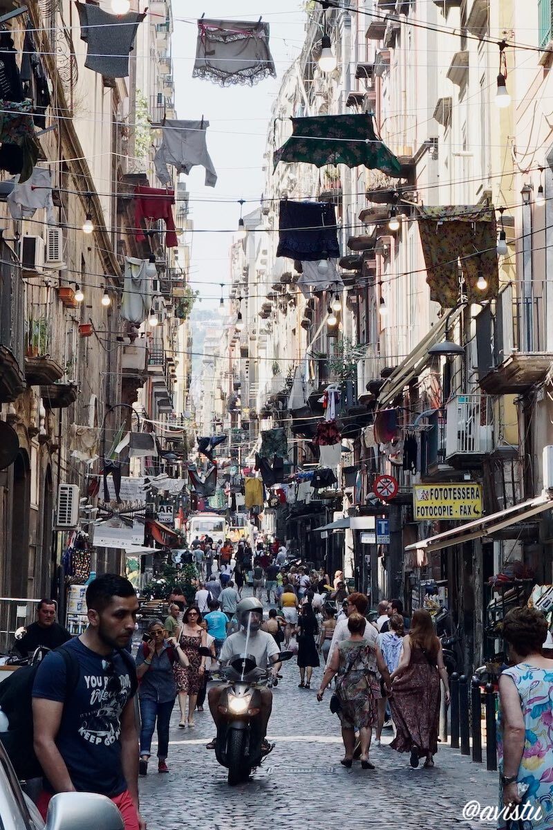 Via dei Tribunali es el corazón de Nápoles [(c)Foto: @avistu]