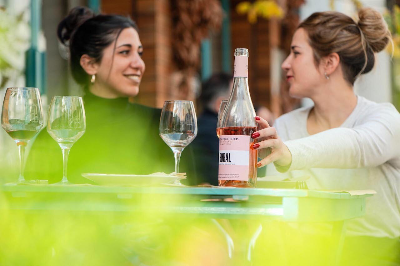 Disfrutando del wine bar de la bodega [(c)Foto- Niccolo Guasti/Bodegas Faustino Rivero Ulecia]